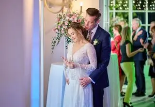 "Na Wspólnej": Szczera rozmowa Kasi i Darka! Czy pan młody wyznał prawdę ukochanej?