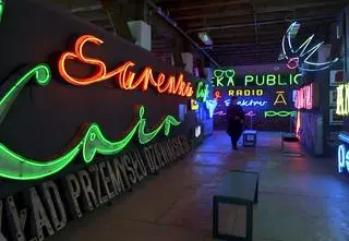 Nostalgiczny powrót do przeszłości. "Projektantki światła" w Muzeum Neonów