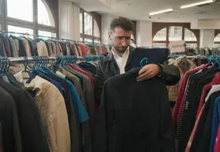 Polowanie na marynarki z lumpeksu. Co trafiło w ręce Przemka Srogosza?