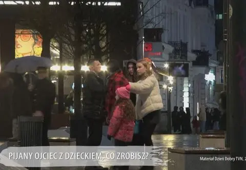 Pijany mężczyzna spacerował z dzieckiem. Jak reagowali przechodnie?