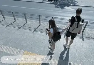 Kradzież portfela na zatłoczonym przystanku. Kto zareagował?