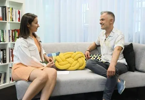 Artystyczną drogę rozpoczął w Indiach. Dziś przez muzykę uczy uwalniać emocje. Michał Rudaś o singlu "Płyń"
