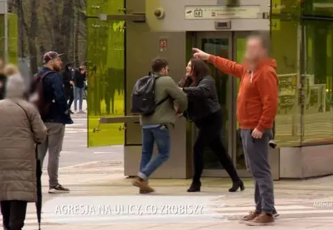 Kobieta szarpała mężczyznę na ulicy. Czy ktoś zdecydował się zwrócić jej uwagę?