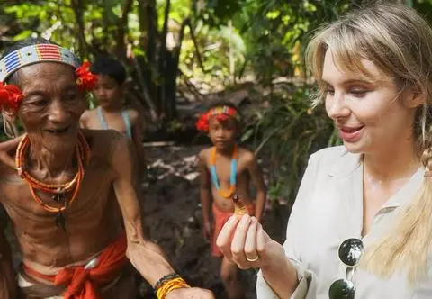 Marzena Figiel-Strzała spróbowała robaków, którymi żywi się plemię Mentawai. Jej reakcja zaskakuje!