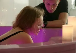 Jak wygląda poród do wody? Towarzyszyliśmy Sylwii przy narodzinach trzeciego dziecka