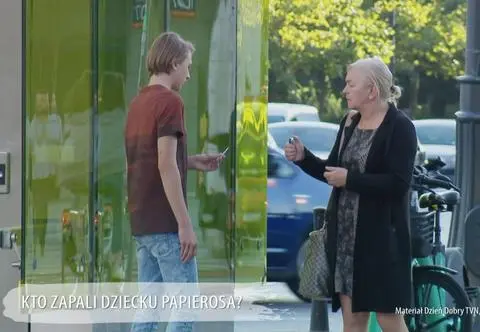 Dziecko poprosiło o zapalenie papierosa. Jak reagowali przechodnie?