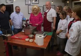Tajniki "masowania" kiełbasy. "Cały zespół ugniatał"