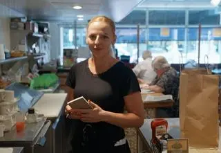 Za kulisami amerykańskiej knajpy. Czym charakteryzuje się praca kelnerki w Chicago?