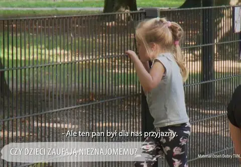 Nieznajomy namówił dziecko na wyjście z placu zabaw, czym zszokował jego mamę. "Nie spodziewałam się"