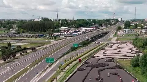 "Życie zaczyna się po 60-tce": Krysia zabrała synową na gokarty