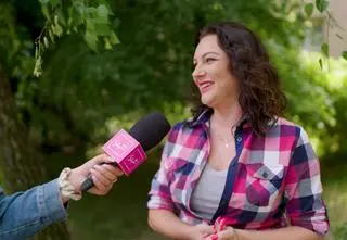 Jak sprawić, aby wnętrze stało się bardziej przytulne dzięki dekoracjom okiennym? Niewielka zmiana robi ogromną różnicę! 