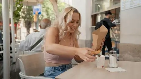 "Europolki studentki": Churros to dobra przekąska na... ciężki poranek po imprezie?