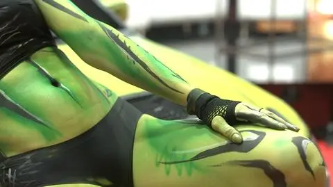 Body painting – Lancer i modelka w jednych barwach