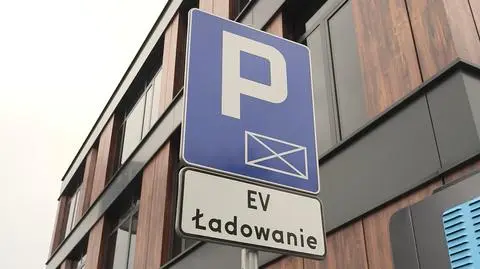 Nie parkuj przy ładowarce nawet „na chwilę”, grzywna to nawet 5000 zł