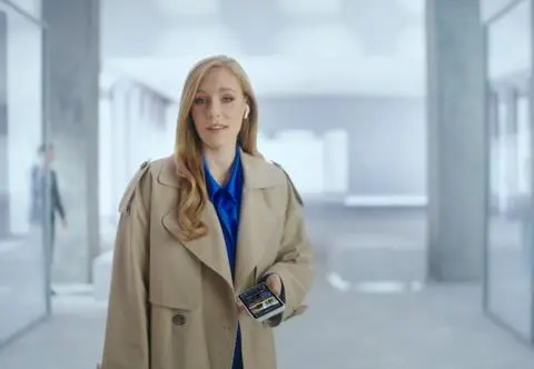 Autobus wjechał do studia – zobacz niezwykły spot TVN24+