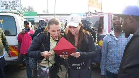 "Afryka Express": Monika i Iga przyłapane na ściąganiu przy pierwszym zadaniu! Tak przechytrzyły rywali [PRZED EMISJĄ W TV]