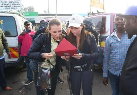 "Afryka Express": Monika i Iga przyłapane na ściąganiu przy pierwszym zadaniu! Tak przechytrzyły rywali [PRZED EMISJĄ W TV]