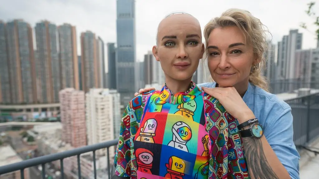 Kadr z 4. odcinka programu "Kobieta na krańcu świata" - Martyna Wojciechowska i robot - Sophie. 