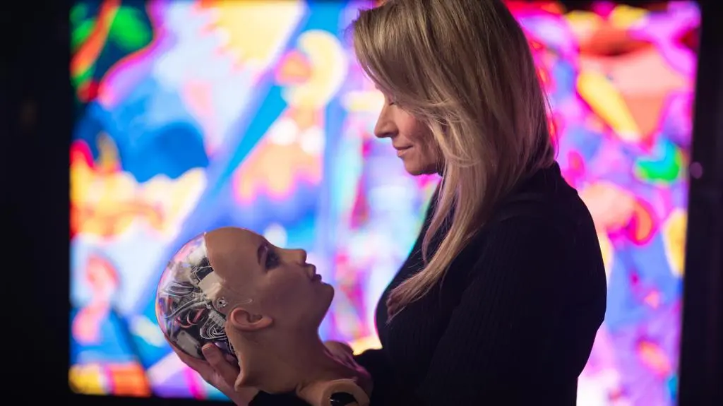 Kadr z 4. odcinka programu "Kobieta na krańcu świata" - Martyna Wojciechowska i robot - Sophie. 