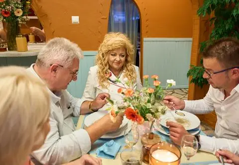 ''Kuchenne rewolucje'' w Tomaszowie Mazowieckim. Nowe oblicze ''Toskanii'' – Magda Gessler tworzy ''Bistro Miodowy Bzik''