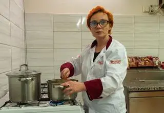 Właścicielka chce oszukać Magdę Gessler? Nerwowa rozmowa po degustacji w "Kuchennych rewolucjach"! [PRZED EMISJĄ W TV]