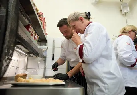 ''Kuchenne rewolucje'' w Tomaszowie Mazowieckim! Gorące carpaccio, słodki krem i rozgotowany makaron