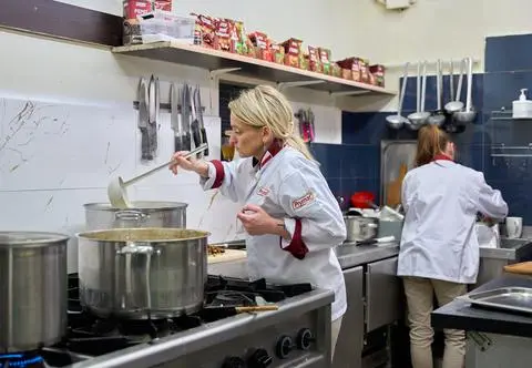 ''Kuchenne rewolucje 31'' odc. 1. Magda Gessler we Wrocławku. ''Mówiłam, że nie może być w lodówce! Musicie myśleć w kuchni!''