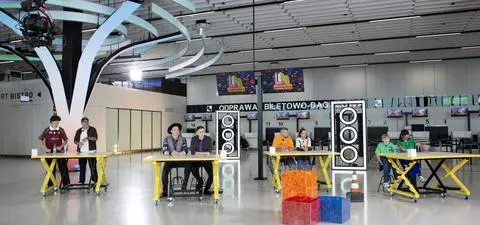 Grzegorz Krychowiak w roli jurora! Podróżniczy półfinał ''LEGO Masters. Kierunek Polska 2'' na lotnisku [PRZED EMISJĄ W TV]