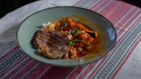 Warzywny ratattouille z ryżem i grillowaną karkówką - przepis Magdy Gessler z programu "Magda gotuje Internet"