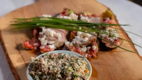 Carpaccio z fig z polędwiczką i serem typu włoskiego - przepis Magdy Gessler z programu "Magda gotuje Internet"