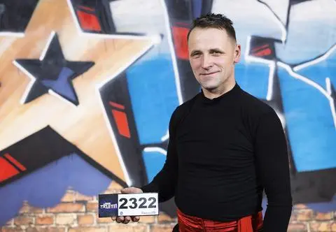 Tomasz rozpala scenę! Akrobacje na płonącym kole zachwycają jurorów "Mam Talent!" [PRZED EMISJĄ W TV]