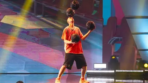 Mistrz tricków koszykarskich wstrząsnął sceną półfinału programu "Mam Talent!"
