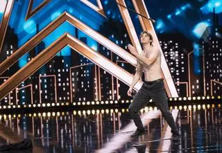 Michał Tabaczyński jak Bohun i Wiedźmin? Widowiskowy taniec z szablą w "Mam Talent!" 
