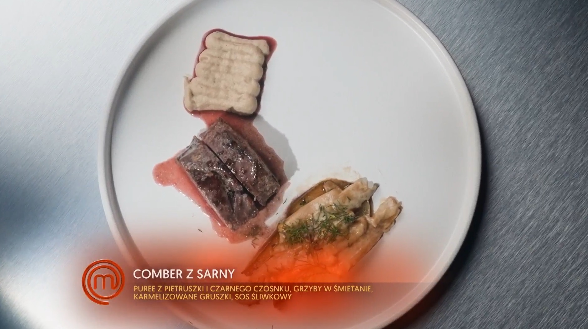 Gracjan Stawski: Comber z sarny sous-vide, kiełbasa z orzechami włoskimi i rozmarynem, puree z pietruszki i czarnego czosnku, kurki w śmietanie, karmelizowana gruszka