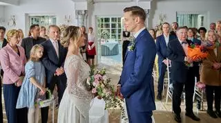 "Na Wspólnej" [Tylko u nas]: Kasia Berg i Darek Żbik biorą ślub! Zobaczcie relację wideo z ceremonii!