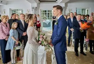 "Na Wspólnej" [Tylko u nas]: Kasia Berg i Darek Żbik biorą ślub! Zobaczcie relację wideo z ceremonii!