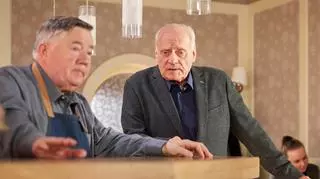 Kadr z odcinka 3786 serialu TVN "Na Wspólnej" - Włodek Zięba (Mieczysław Hryniewicz) i Hebel (Tadeusz Huk).