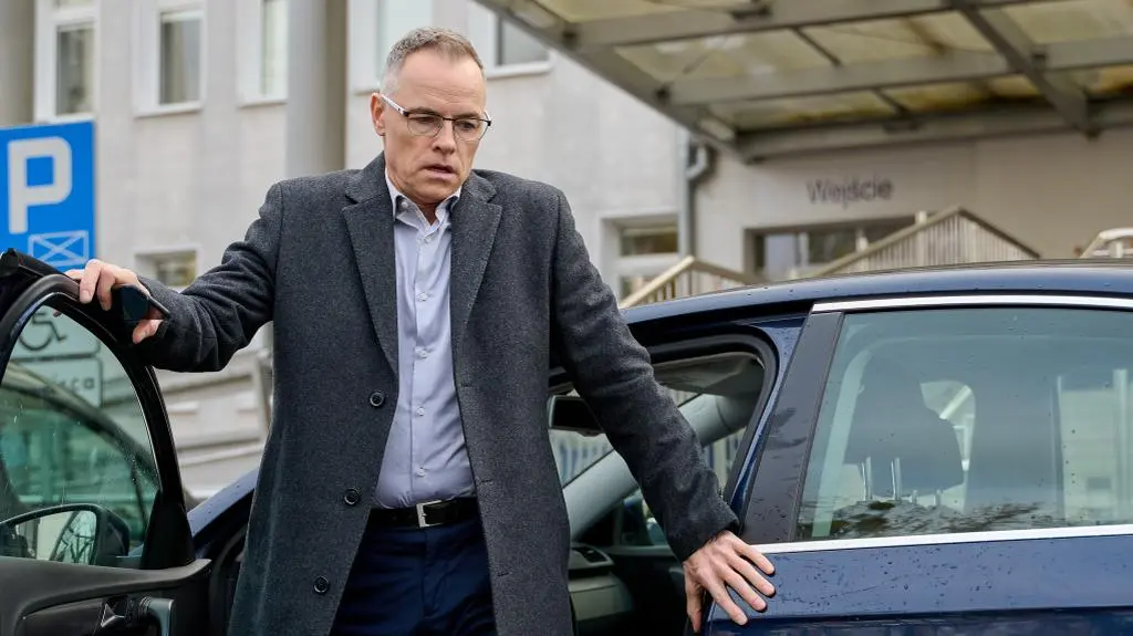 Aktualnie czytasz: "Na Wspólnej", w odcinku 3769: Wieczór kawalerski Darka Żbika i problemy rodzinne Cieślików