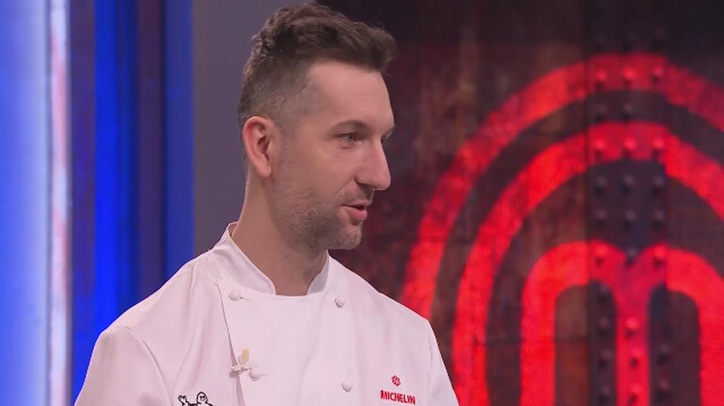 Gościem specjalnym w 9. odcinku jest zdobywca trzeciej gwiazdki Michelin w Polsce - chef Przemysław Klima! Jego autorska ryba w białym sosie i jej przygotowanie przesądzą o tym, kto przejdzie do ścisłego finału rywalizacji o tytuł szóstego MasterChefa Juniora. 

Oglądajcie na player.pl 