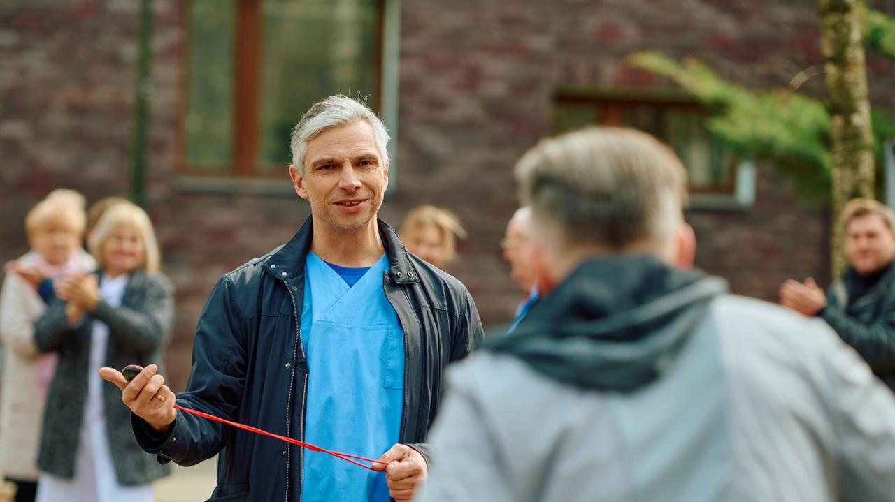 "Na Wspólnej", odc. 4241. Nowy lekarz chce wykończyć Adamskiego?! Skończy pod kroplówką
