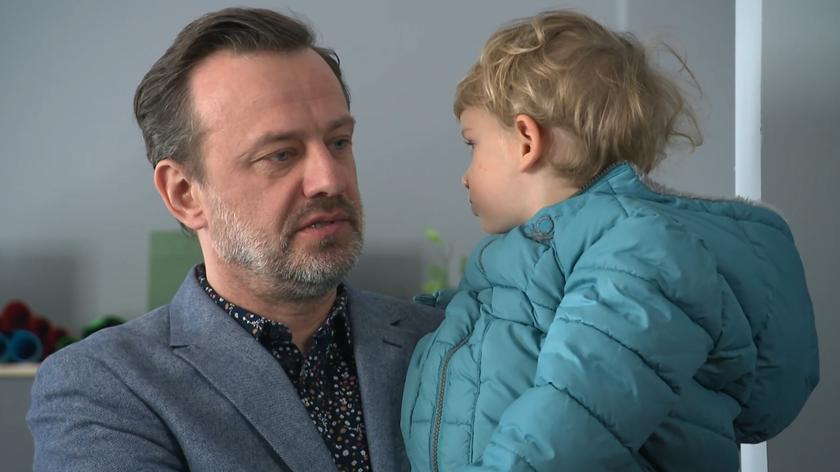 Kadr z odcinka 3661 serialu TVN Na Wspólnej. Smolny (Łukasz Konopka) z wnukiem.