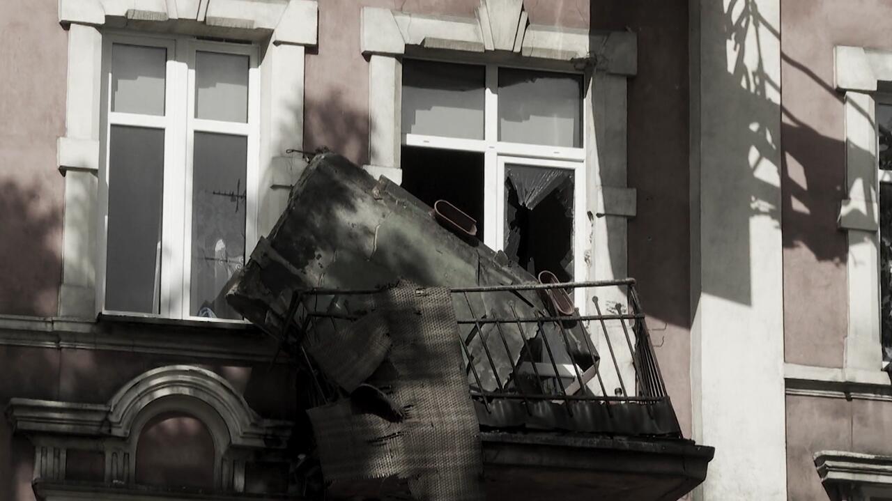 Zarwał się pod nimi balkon na trzecim piętrze. Pani Sylwia nie przeżyła upadku