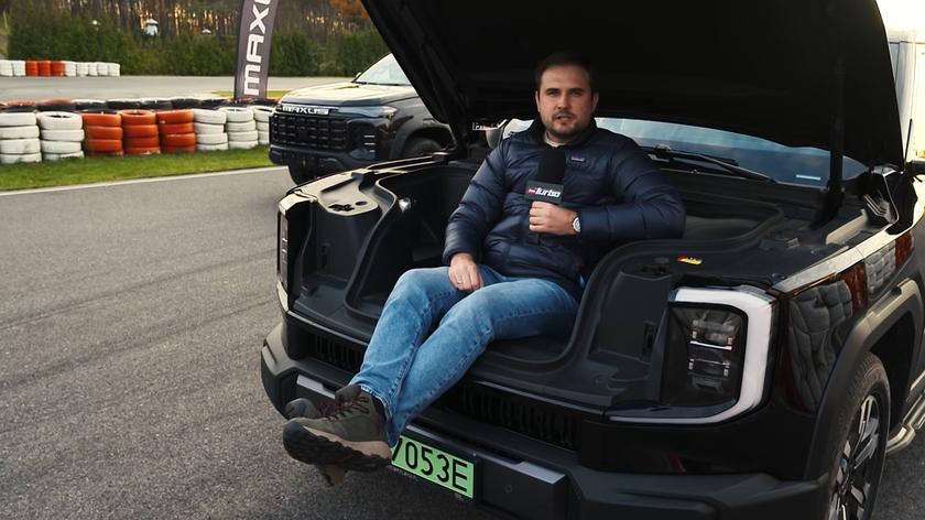 Szymon Kazimierczak w przednim bagażniku Maxusa eTerrona.