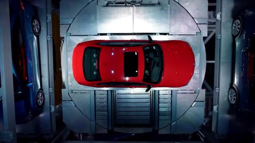 Wnętrze automatu do sprzedaży samochodów.