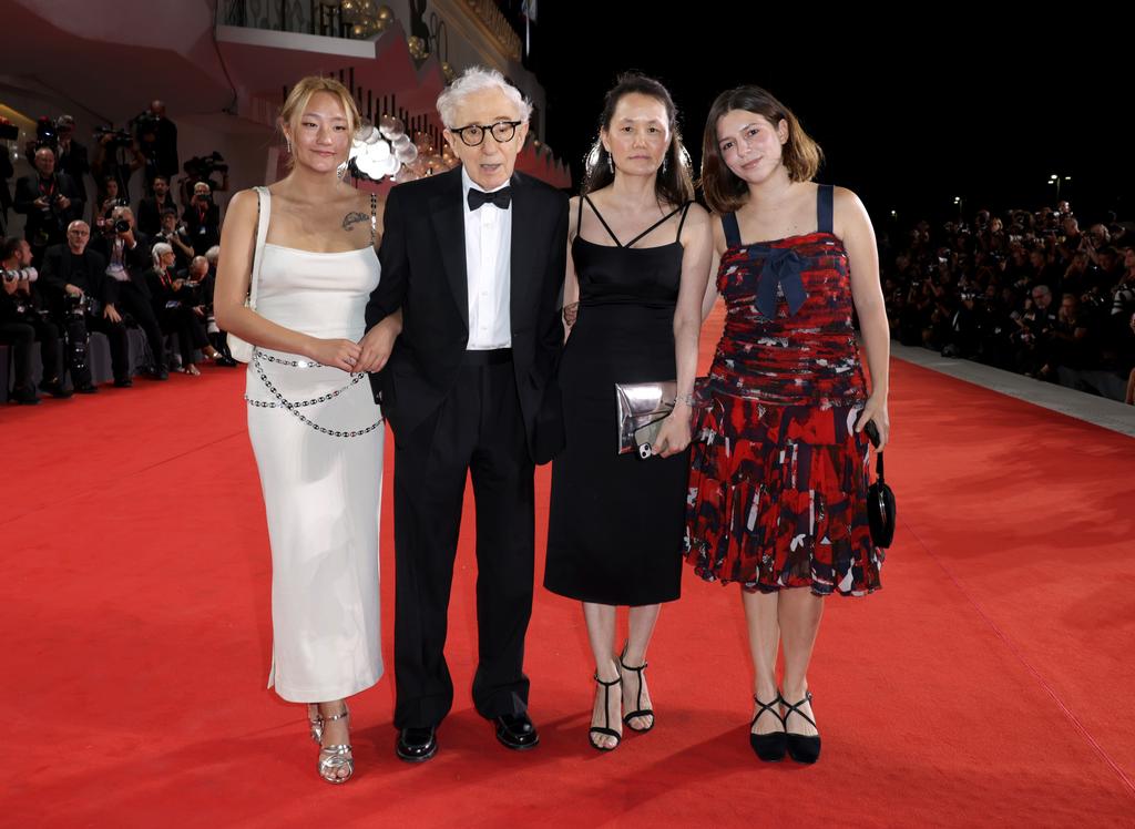Woody Allen i Soon-Yi Previn z córkami - Bechet Allen i Manzie Tio Allen