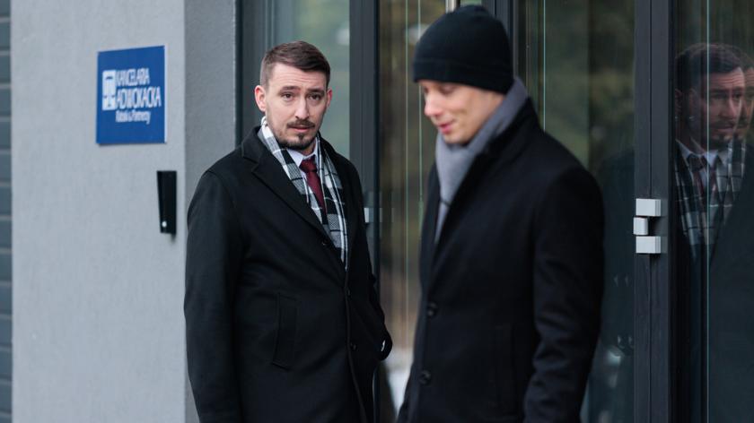 Kadr z najnowszego odcinka serialu Na Wspólnej TVN. Darek (Michał Mikołajczak) zszokowany po rozmowie z Rabskim.