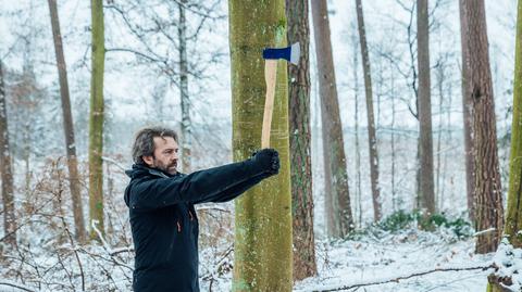 Pokonaj mnie, jeśli potrafisz: Małgorzata Rozenek-Majdan przegrała w rzucaniu siekierą do celu