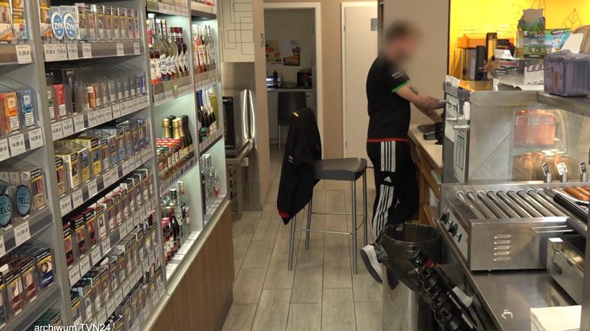 Regał z alkoholem na stacji benzynowej.