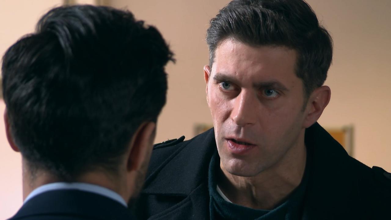 Kadr z odcinka serialu TVN "Na Wspólnej", Mikołaj rzuca się na plagiatora.