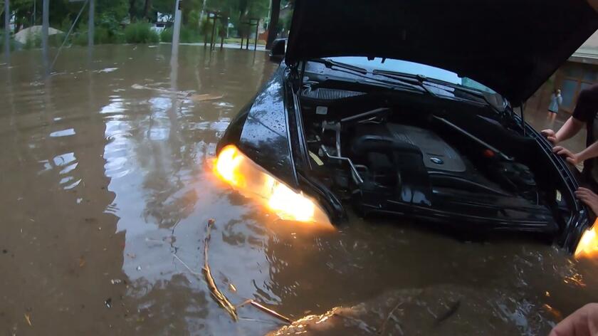 Zalany samochód z otwartą maską.